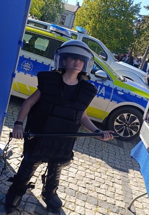 dziecko przymierza elementy umundurowania