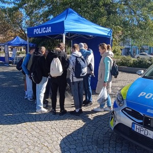uczniowie przy stoisku policyjnym