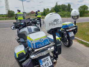 motocykle policyjne na pierwszym tle. Za nimi widać policjantów