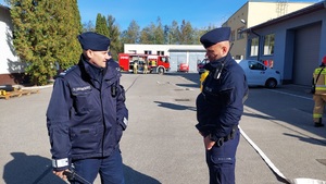 policjanci stoją na placu