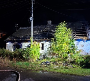 dom częściowo spalony