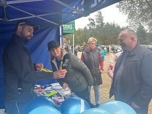 policjant pokazuje sprzęt przygotowany na stoisku