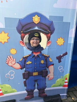 dziecko przy makiecie