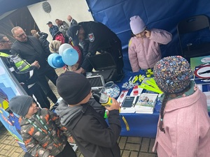 dzieci przy policyjnym stoisku