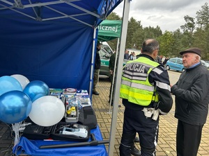 policjant rozmawia przy stoisku