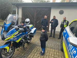 dziecko siedzi na motocyklu