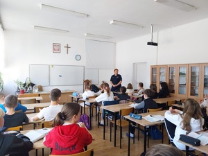 spotkanie w szkole. Policjantka  rozmawia z dziećmi