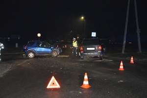 miejsce zdarzenia uszkodzone samochody i policjant wykonujący czynności