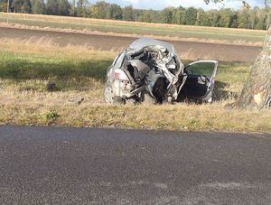 rozbity samochód na poboczu drogi