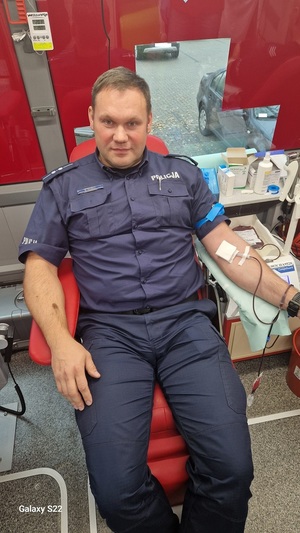 policjant podczas oddawania krwi