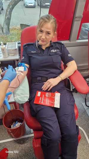 policjantka podczas pobierania krwi