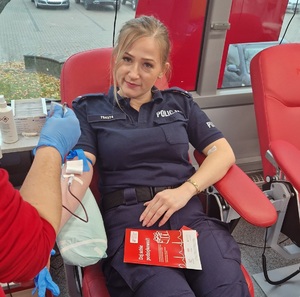 POLICJANTKA ODDAJĄCA KREW