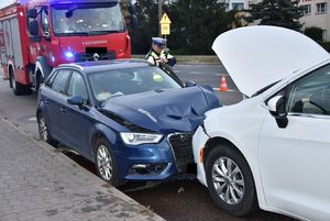 uszkodzone samochody. Za nimi stoi pojazd straży pożarnej