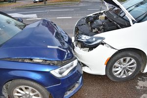 fragmenty uszkodzonych samochodów