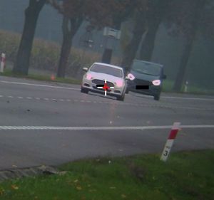 zdjęcie z miernika prędkości. Samochód, który przekroczył prędkość. Za nim jedzie drugie auto.