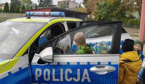 dzieci oglądają radiowóz