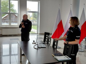 Komendant komisariatu zabiera głos obok Zastępca Naczelnika Wydziału Prewencji
