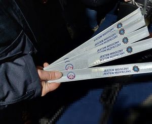 ręka która trzyma odblaski