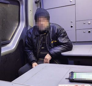 mężczyzna siedzi w radiowozie