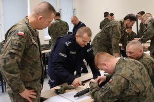 Komendant Policji z żołnierzami podczas szkolenia