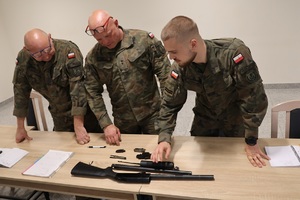 żołnierze podczas szkolenia, w trakcie rozkładania broni