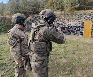 instruktor i żołnierz podczas szkolenia na strzelnicy
