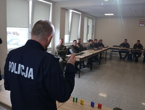 policjant podczas szkolenia prezentuje amunicję