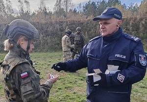 policjant wydaje amunicję żołnierce