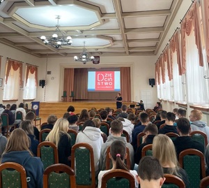 policjantka podczas spotkania z uczniami na sali