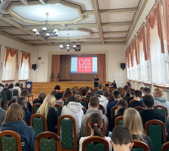 policjantka podczas spotkania z uczniami na sali