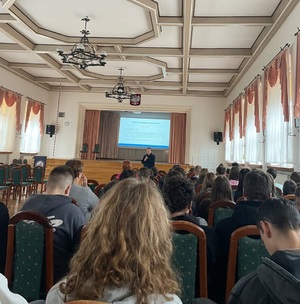 policjantka w trakcie prelekcji. Widoczna sala oraz uczniowie