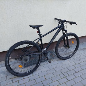 rower marki KROSS koloru czarnego