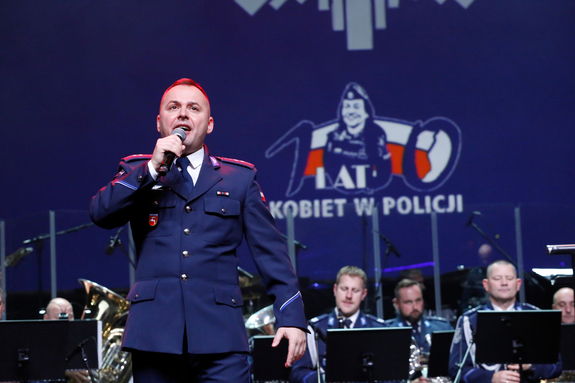 policjant śpiewa podczas gali
