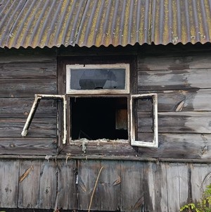 fragment budynku, gdzie doszło do pożaru. Widoczne uszkodzone okno.