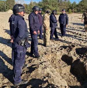 policjanci ćwiczą na poligonie