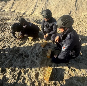 policjanci podczas ćwiczeń na poligonie