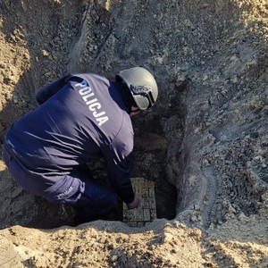 policjant zakładający ładunek