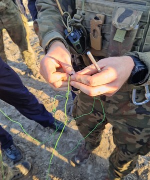 żołnierz trzyma kable