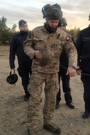 policjant podczas ćwiczeń na poligonie