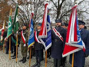 funkcjonariusze w pocztach sztandarowych