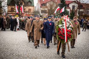 przedstawiciele służb. Na czele żołnierz trzymający wieniec