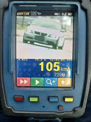 zdjęcie miernika prędkości na którym widoczny jest samochód przekraczający prędkość