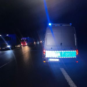 oznakowany radiowóz z włączonymi światłami błyskowymi