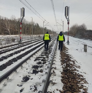 policjant i funkcjonariusz SOK w rejonie torów
