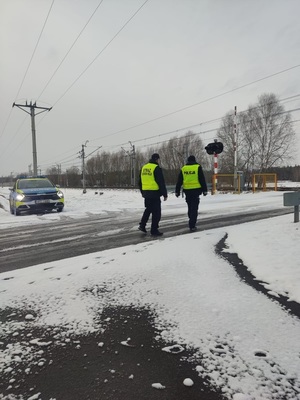 funkcjonariusze w trakcie realizacji zadań w rejonie kolei.