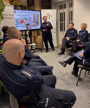 policjantka podczas prelekcji