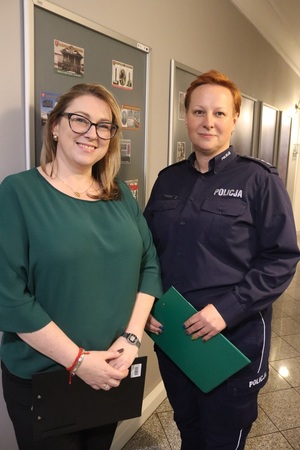 wspólne zdjęcie policjantki i kierownika biblioteki