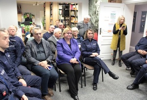 uczestnicy debaty siedzą na krzesłach