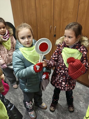 dzieci oglądają elementy wyposażenia