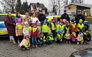 wspólne zdjęcie policjantów i dzieci z wychowawcami